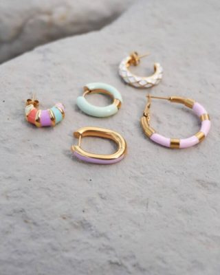NEW BEAUTIES! ✨ 🐚
.
Oooo, dit gaan jullie leuk vinden! De nieuwe collectie van Label Kiki is er! 🐚🌊
Verwen je dochter, je mama, je zus of jezelf …. met de leukste juweeltjes in de mooiste pasteltinten!🤩
Outfit direct ON POINT!
🐚 Oorbelletjes € 14,95 /stuk
🐚 Armbandjes € 22,95 / stuk
🐚 Kettingen vanaf € 34,95/ stuk
Shop online of kom eens snuisteren! 😉
.
#nieuwbijfeels #labelkiki #sieraden