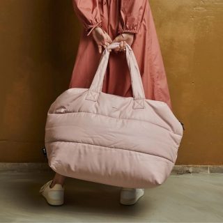 Helemaal💜op deze super puffy weekendtas van Tinne+Mia! 
Een grote, handige weekendtas waar echt alles in past! 
✨Stijlvol? Check! 
✨Kwaliteitsvol? Check! 
✨Handig? Check! 
✨Hip? Check! 
✨Kans om verliefd te worden als je hem voelt? Groot! 🙃
Heel welkom om ze van dichtbij te komen ontdekken! We hebben ook nog heel wat andere mooie tassen in de winkel! 💜
Open op 
👉 Maandag 10-12 u
👉 Vrijdag 10-12 u 
👉 Zaterdag 10-12 u 
We ontvangen jullie graag! 
X Femke en Els