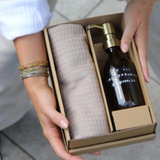 ✨ RELATIEGESCHENKEN ✨
.
Wil jij je werknemers, relaties, vrienden of familie een origineel pakket geven? Heb je 1, 10, 100 of 1000 pakketjes nodig? Het maakt ons helemaal niks uit. Als klein lokaal bedrijf behandelen we elke aanvraag met persoonlijke aandacht en héél veel passie en enthousiasme. Met de beste en leukste producten streven wij altijd naar een perfect eindresultaat geheel naar wens van onze klanten. We maken er heel graag iets moois van! 💛 
Wil je graag zaken doen?
Leuk! Dm, mail of bel. 🙃
hello@feels-store.be
#giftshop #cadeauwinkel #winkeleninwestvlaanderen #shoplokaal #relatiegeschenk #omdatgevenleukis