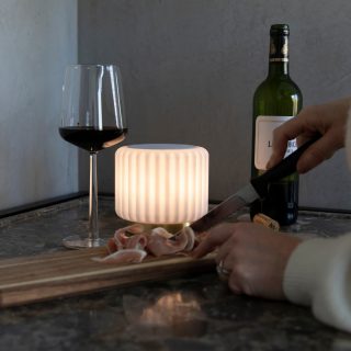 Music Maestro🎵✨
.
Deze speaker kan zowel binnen als buiten, met of zonder ring gebruikt worden. De ring is makkelijk op en af te klikken!
De speakers zijn er in het zwart en grijs, en de witte speaker is een speaker en dentelles lamp in 1! 💡Ideaal als valentijn geschenk!!
Bekijk de verschillende kleuren op onze webshop of kom langs. 😉
.
#feelsfamilystore #winkelhier #ordernow #cadeauvoorhem #uniquebrands #cadeautip #valentijn